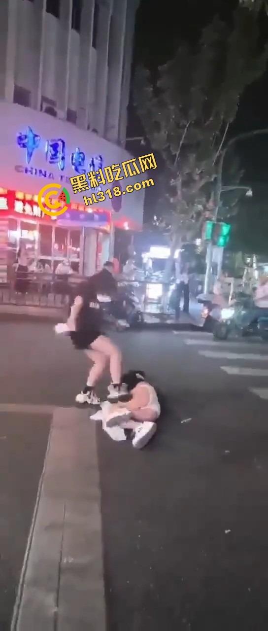 正妻街头暴揍小三，三姐被撕得头发都薅掉，路人全程围观嗨翻，贱人哭着喊妈！  第8张