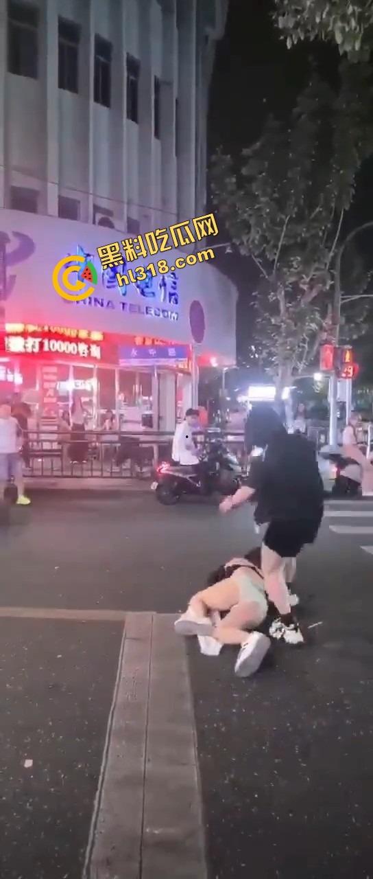 正妻街头暴揍小三，三姐被撕得头发都薅掉，路人全程围观嗨翻，贱人哭着喊妈！  第9张