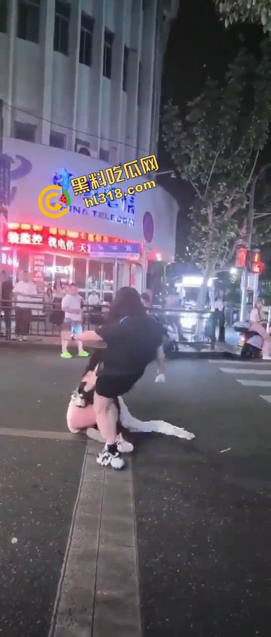 正妻街头暴揍小三，三姐被撕得头发都薅掉，路人全程围观嗨翻，贱人哭着喊妈！  第10张