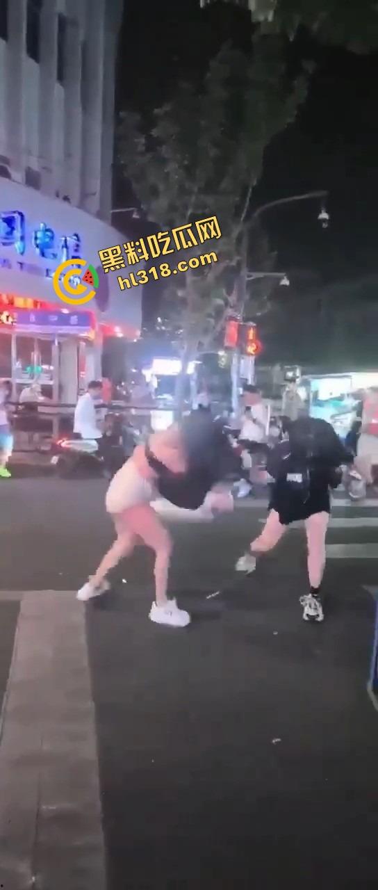 正妻街头暴揍小三，三姐被撕得头发都薅掉，路人全程围观嗨翻，贱人哭着喊妈！  第11张