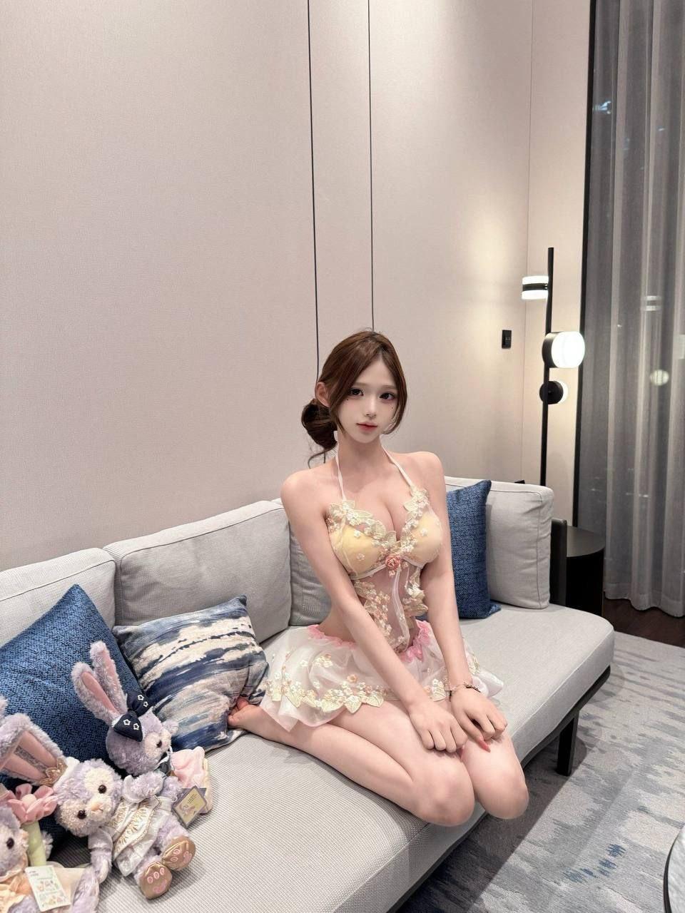 抖音极品网红【李恩秀】，体验咯咯哒的一天Vlog，巨乳翘臀勾引外卖员，被后入狂怼射满全身，聊天记录真实劲爆！  第4张