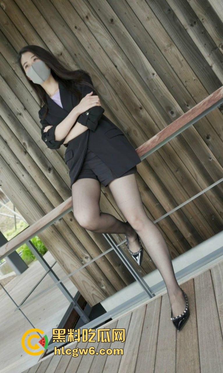 黑丝少妇【米妮】情趣制服姿势解锁！OnlyFans骚浪女王秀美腿，一双黑丝长腿看得人血压飙升，鸡巴直接站满分！  第4张