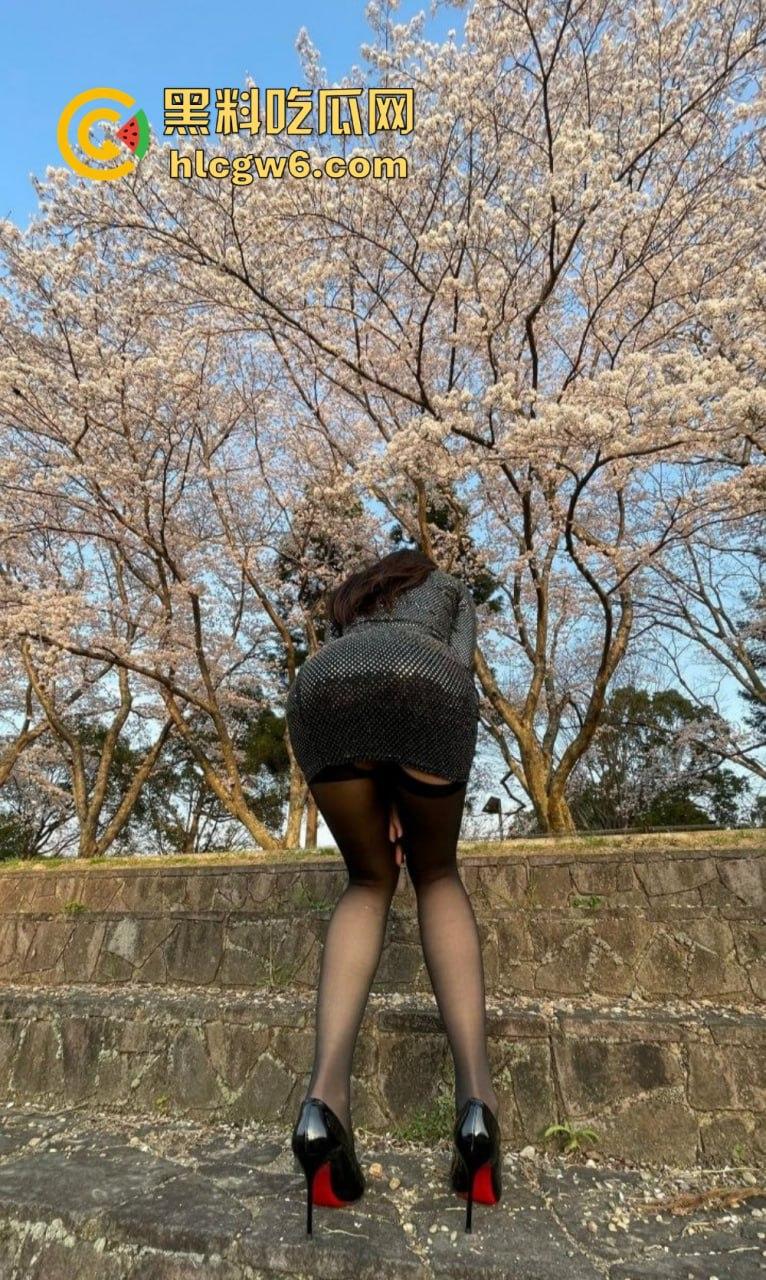 黑丝少妇【米妮】情趣制服姿势解锁！OnlyFans骚浪女王秀美腿，一双黑丝长腿看得人血压飙升，鸡巴直接站满分！  第9张