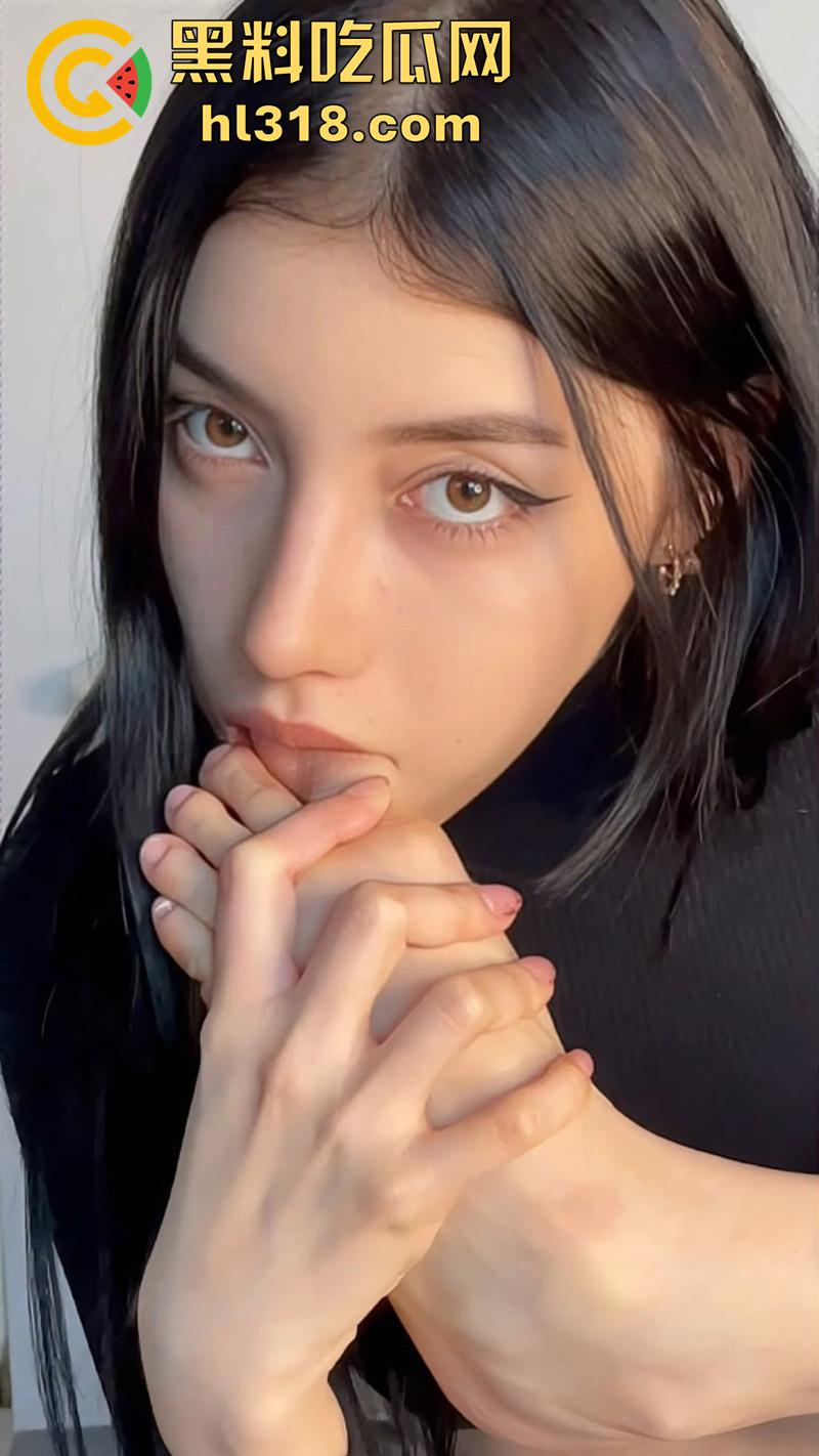 神似迪丽热巴的冷淡御姐，颜值超高的性感尤物，私下却是骚母狗一只，深喉吃大屌榨精实在太反差了！  第3张