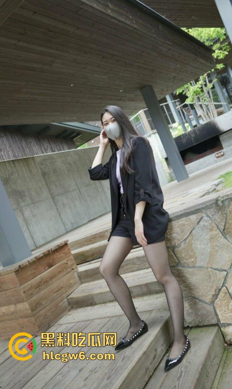 黑丝少妇【米妮】情趣制服姿势解锁！OnlyFans骚浪女王秀美腿，一双黑丝长腿看得人血压飙升，鸡巴直接站满分！  第13张