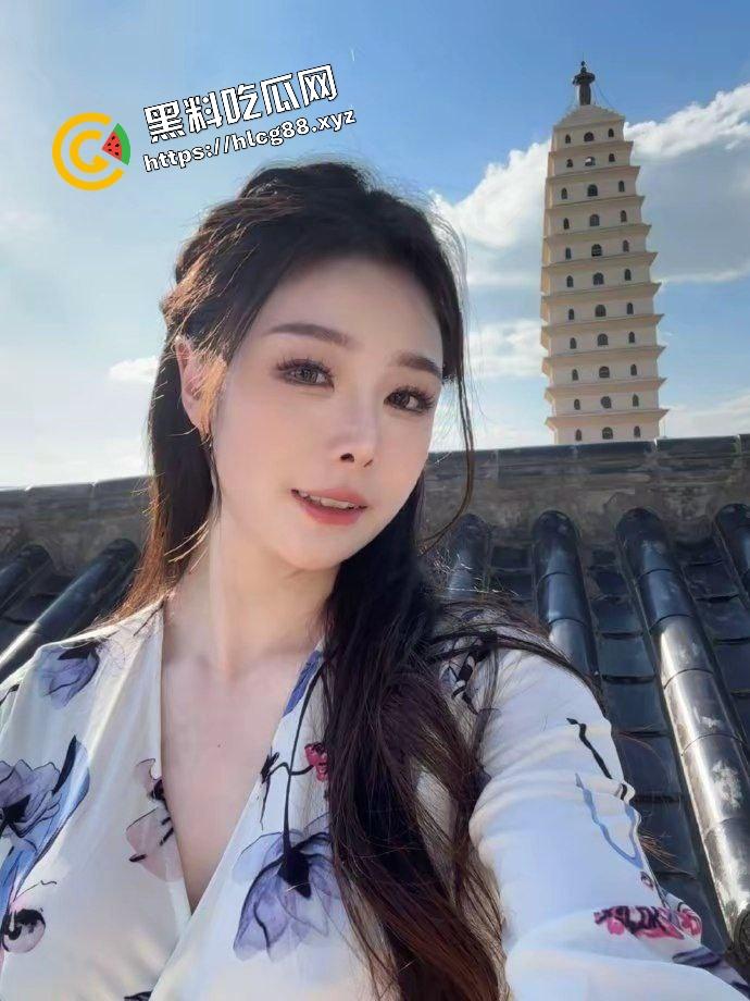 江苏风骚肉感御姐车模【豆婷】工作之余居然还是个福利姬，公共厕所私拍淫荡擦边至极诱惑！  第2张