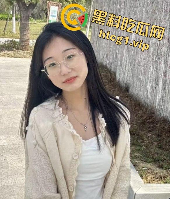清纯妹子的火辣反差！湖北科技学院崔西梅酒店大战，眼镜一秒变母狗！  第1张