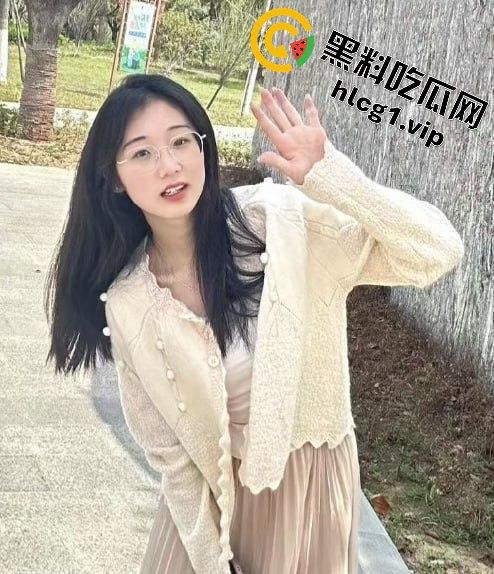 清纯妹子的火辣反差！湖北科技学院崔西梅酒店大战，眼镜一秒变母狗！  第2张