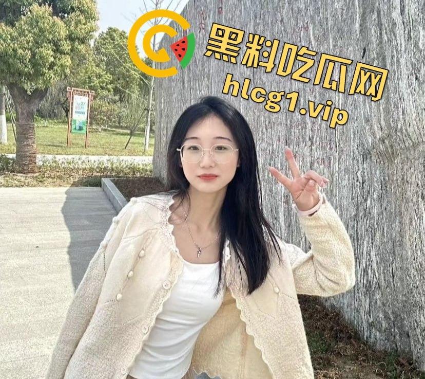 清纯妹子的火辣反差！湖北科技学院崔西梅酒店大战，眼镜一秒变母狗！  第3张