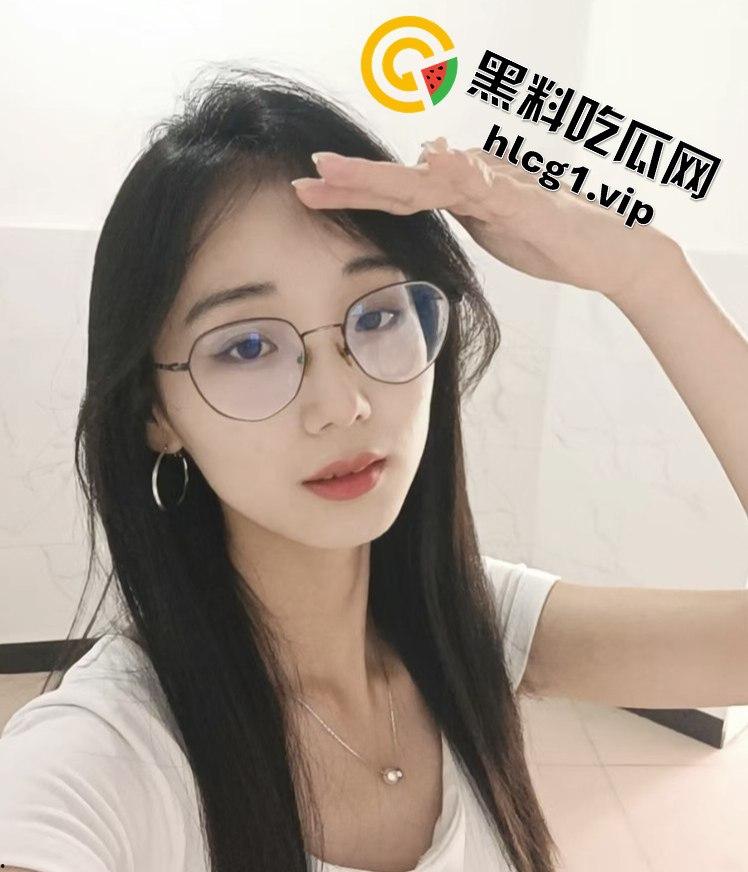 清纯妹子的火辣反差！湖北科技学院崔西梅酒店大战，眼镜一秒变母狗！  第4张