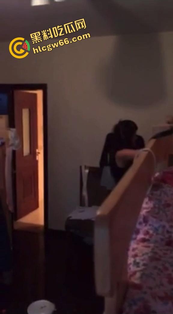 厂妹宿舍激情自调奶，宿舍里光着身子被揉奶，按摩一边动手一边被拍，日子过得也够滋润！  第2张