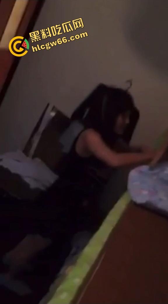厂妹宿舍激情自调奶，宿舍里光着身子被揉奶，按摩一边动手一边被拍，日子过得也够滋润！  第3张