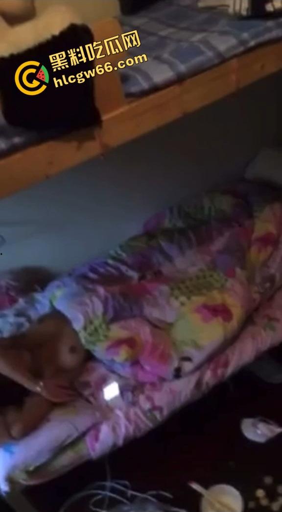 厂妹宿舍激情自调奶，宿舍里光着身子被揉奶，按摩一边动手一边被拍，日子过得也够滋润！  第4张