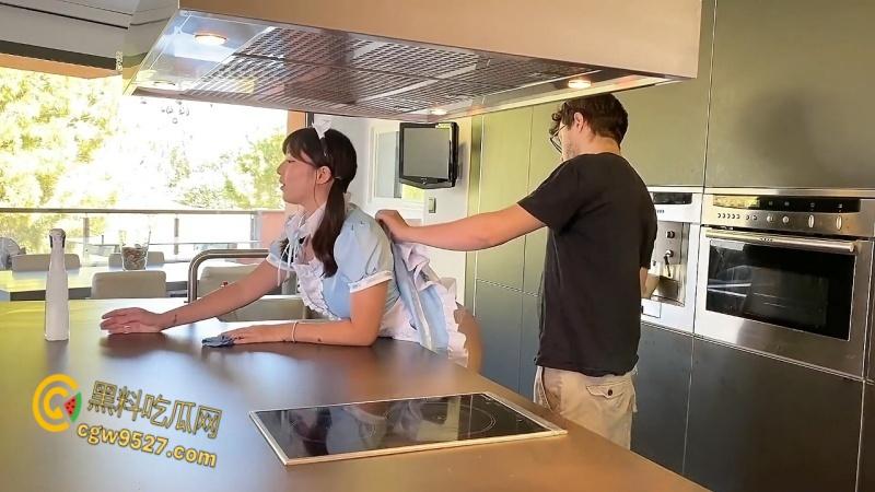 Onlyfans反差留学生【香蕉妹】，家庭保姆女仆兼职，被男主人强行脱裙后入，颜射一脸简直就是极品炮机！  第1张