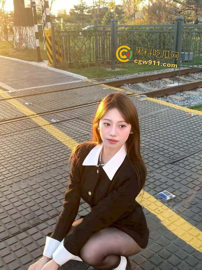 河北师范大学【贾雯雯】，清纯嫩妹如此反差，蒙眼调教深喉口交，男友猛插蜜穴还揉逼自慰，真是条小母狗！  第4张