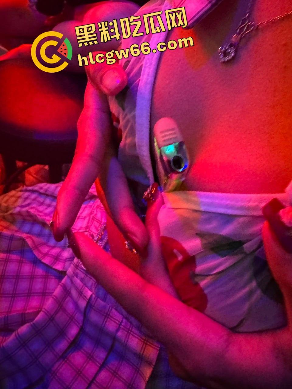 酒吧大奶实测夹火机，奶大不一定真牛，谁夹得住谁才配上床，不夹火机的别给我约！  第13张