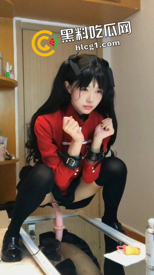 宅男狂喜！火出圈的远坂凛镜子自慰 骑坐插入 原视频 白丝洛丽塔宅舞自慰双视角  第1张