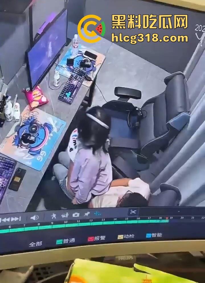 GO学长网吧包间大战微胖瓦学妹！放纵肉欲上位坐屌，粉嫩乳头清晰可见，瓦学弟们好好学学！  第1张