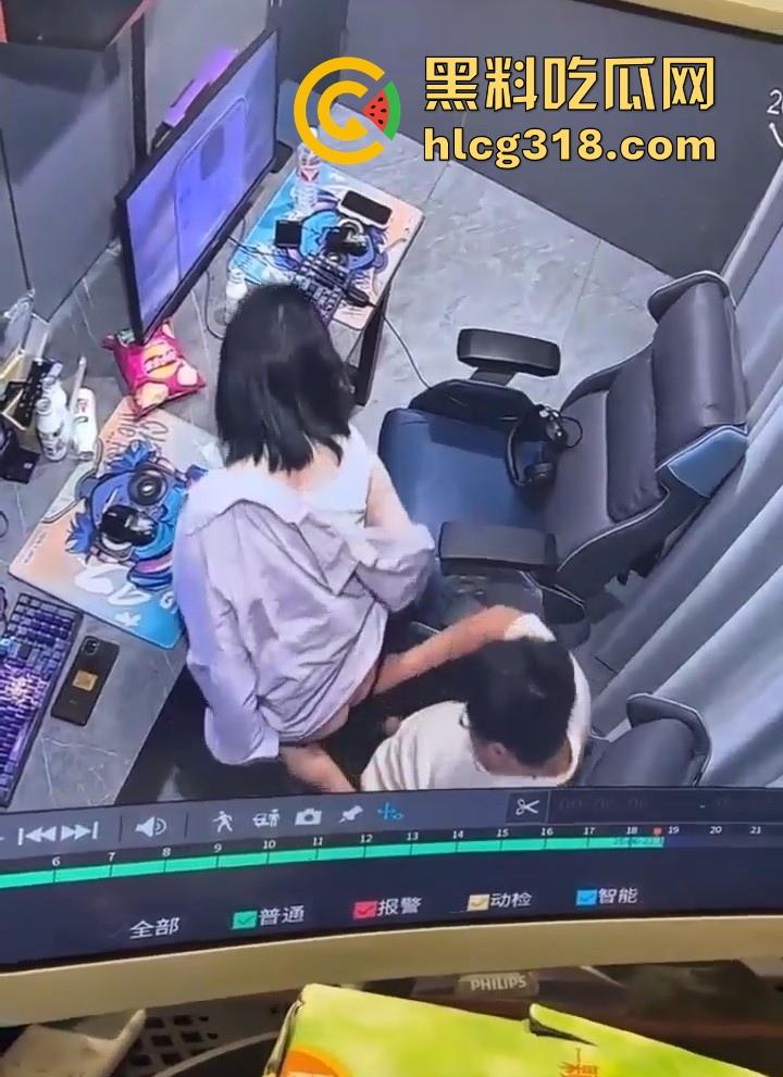 GO学长网吧包间大战微胖瓦学妹！放纵肉欲上位坐屌，粉嫩乳头清晰可见，瓦学弟们好好学学！  第2张