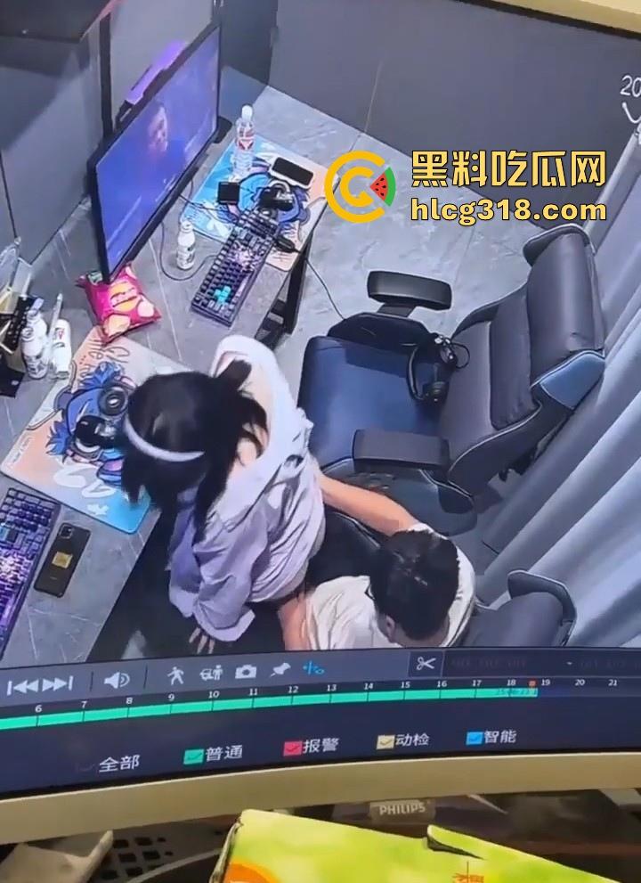 GO学长网吧包间大战微胖瓦学妹！放纵肉欲上位坐屌，粉嫩乳头清晰可见，瓦学弟们好好学学！  第3张