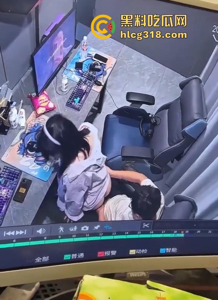 GO学长网吧包间大战微胖瓦学妹！放纵肉欲上位坐屌，粉嫩乳头清晰可见，瓦学弟们好好学学！  第4张