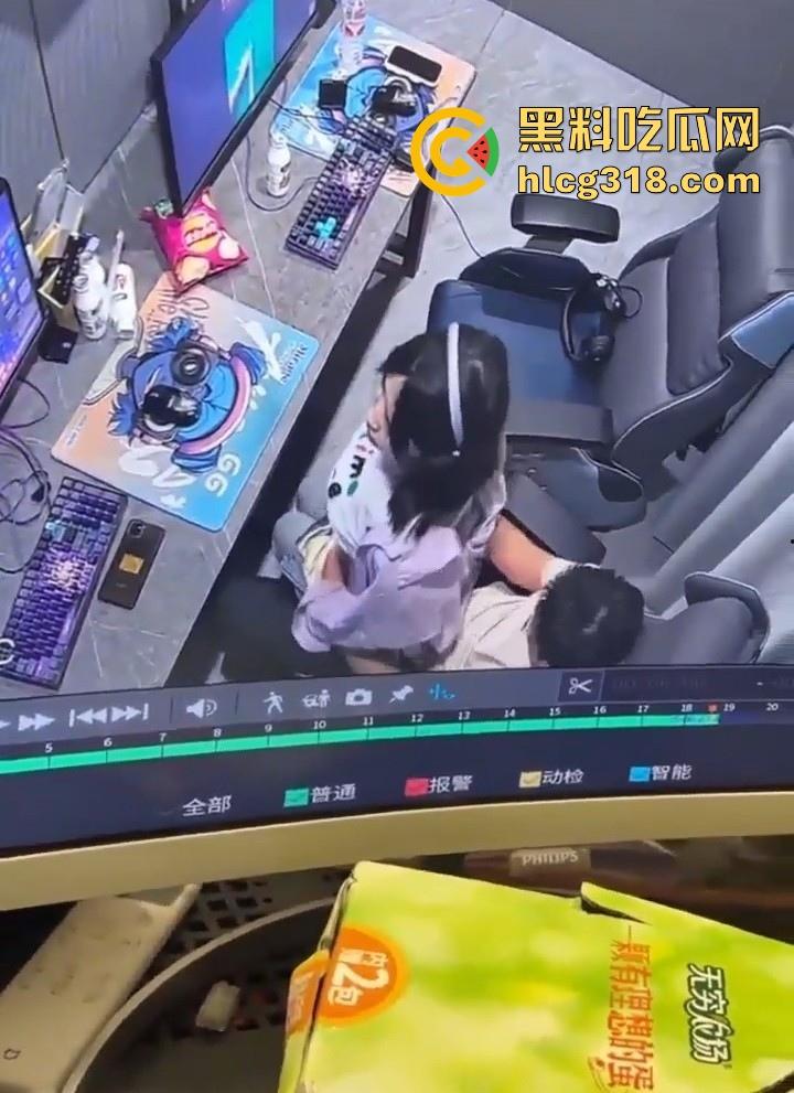 GO学长网吧包间大战微胖瓦学妹！放纵肉欲上位坐屌，粉嫩乳头清晰可见，瓦学弟们好好学学！  第6张