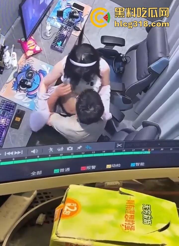 GO学长网吧包间大战微胖瓦学妹！放纵肉欲上位坐屌，粉嫩乳头清晰可见，瓦学弟们好好学学！  第7张