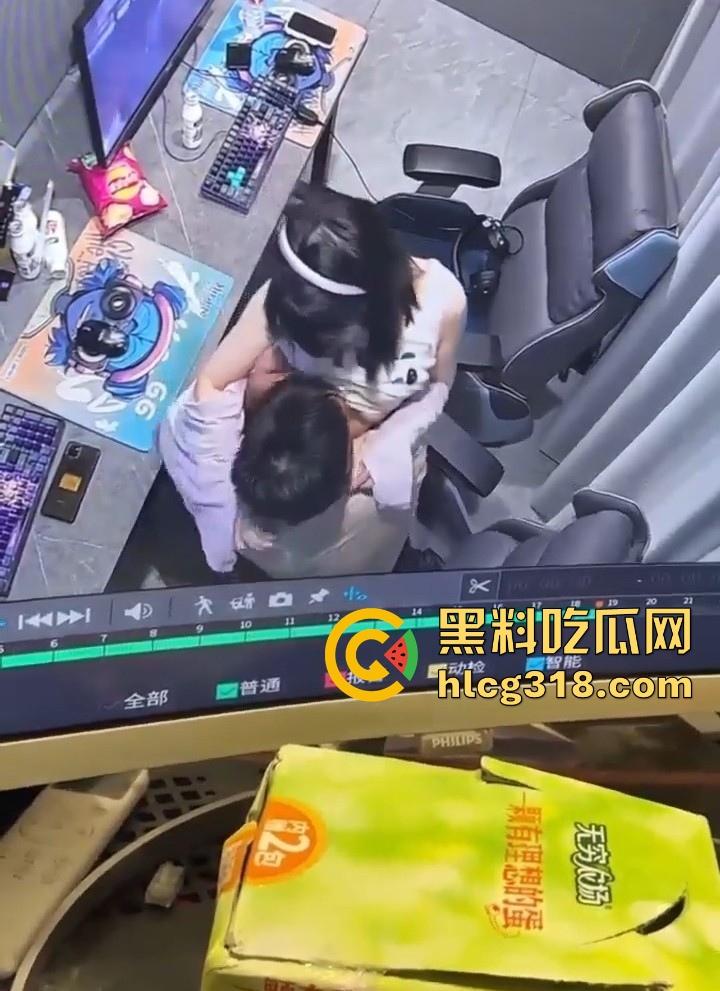 GO学长网吧包间大战微胖瓦学妹！放纵肉欲上位坐屌，粉嫩乳头清晰可见，瓦学弟们好好学学！  第8张