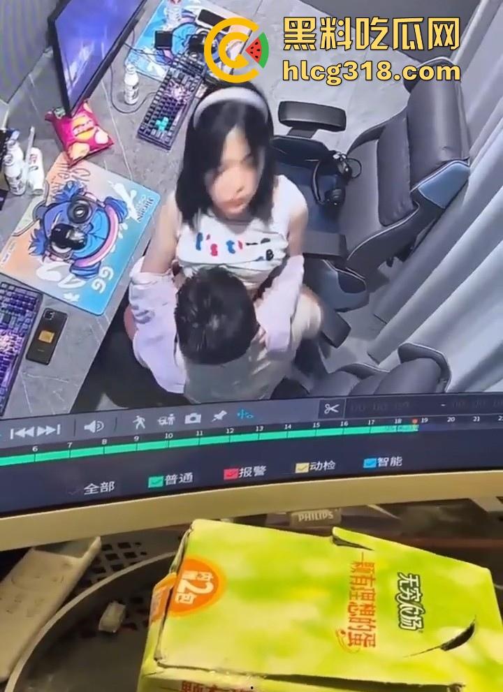 GO学长网吧包间大战微胖瓦学妹！放纵肉欲上位坐屌，粉嫩乳头清晰可见，瓦学弟们好好学学！  第9张