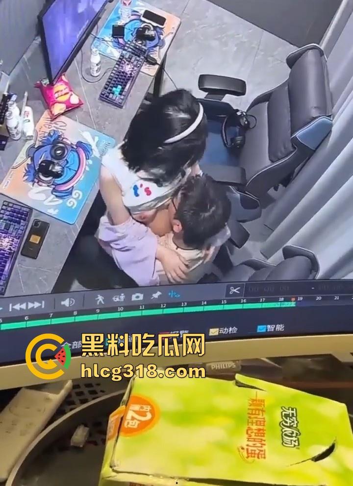 GO学长网吧包间大战微胖瓦学妹！放纵肉欲上位坐屌，粉嫩乳头清晰可见，瓦学弟们好好学学！  第10张