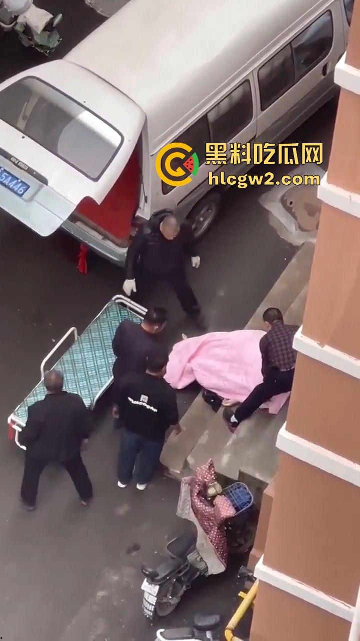 郑州男子跳楼惨烈收场，脑袋撞窗沿直接分离，场面堪比关公斩华雄！  第1张