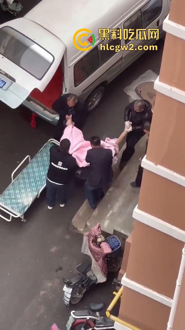 郑州男子跳楼惨烈收场，脑袋撞窗沿直接分离，场面堪比关公斩华雄！  第2张