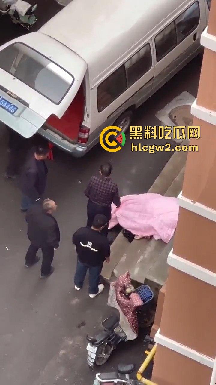 郑州男子跳楼惨烈收场，脑袋撞窗沿直接分离，场面堪比关公斩华雄！  第3张