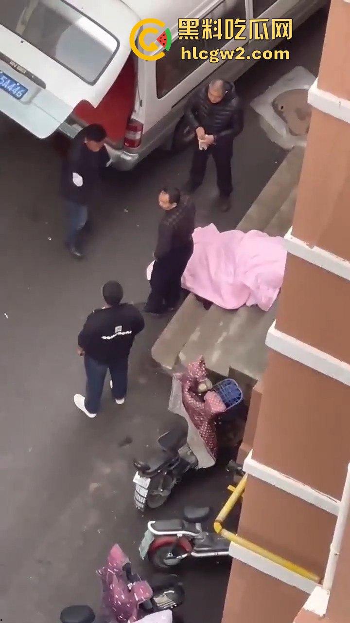 郑州男子跳楼惨烈收场，脑袋撞窗沿直接分离，场面堪比关公斩华雄！  第4张