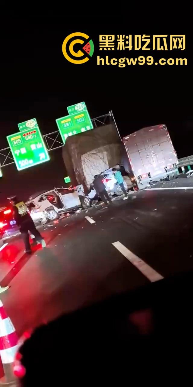 沪渝高速多车连环追尾,现场惨烈!小车加塞大车被夹成汉堡肉馅,现场警笛声不断 第1张 沪渝高速多车连环追尾,现场惨烈!小车加塞大车被夹成汉堡肉馅,现场警笛声不断 第1张