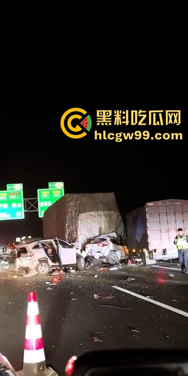 沪渝高速多车连环追尾,现场惨烈!小车加塞大车被夹成汉堡肉馅,现场警笛声不断 第2张 沪渝高速多车连环追尾,现场惨烈!小车加塞大车被夹成汉堡肉馅,现场警笛声不断 第2张