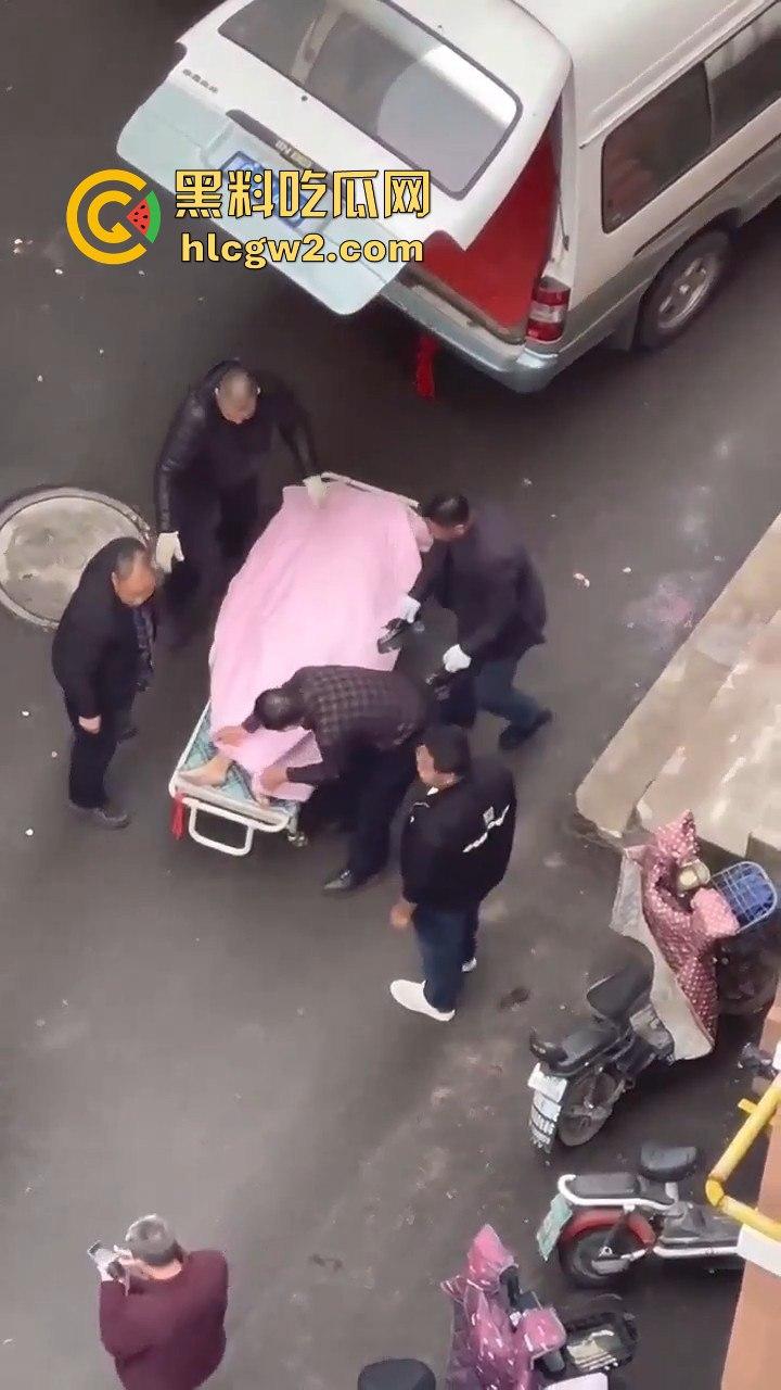 郑州男子跳楼惨烈收场，脑袋撞窗沿直接分离，场面堪比关公斩华雄！  第9张