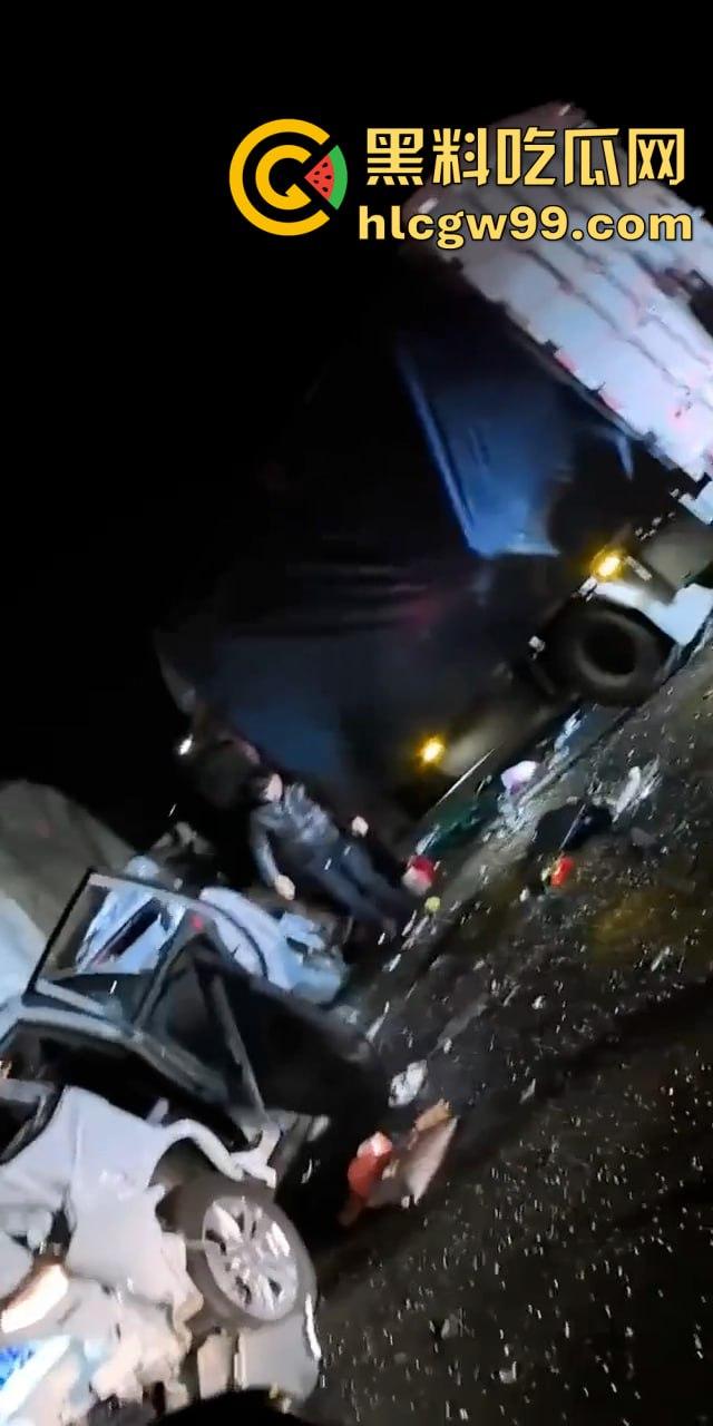 沪渝高速多车连环追尾,现场惨烈!小车加塞大车被夹成汉堡肉馅,现场警笛声不断 第3张 沪渝高速多车连环追尾,现场惨烈!小车加塞大车被夹成汉堡肉馅,现场警笛声不断 第3张