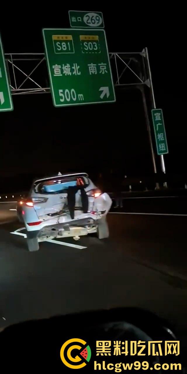 沪渝高速多车连环追尾,现场惨烈!小车加塞大车被夹成汉堡肉馅,现场警笛声不断 第4张 沪渝高速多车连环追尾,现场惨烈!小车加塞大车被夹成汉堡肉馅,现场警笛声不断 第4张