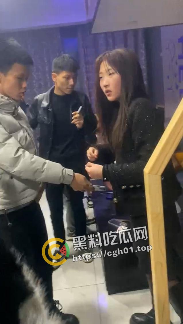 抖音热瓜！青海西宁女孩酒店被打 精神小伙小妹被围堵殴打原视频  第2张