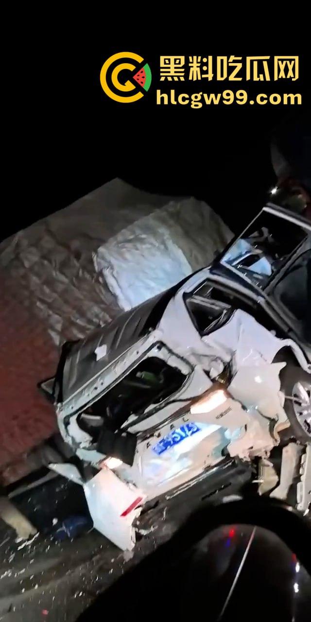 沪渝高速多车连环追尾,现场惨烈!小车加塞大车被夹成汉堡肉馅,现场警笛声不断 第6张 沪渝高速多车连环追尾,现场惨烈!小车加塞大车被夹成汉堡肉馅,现场警笛声不断 第6张