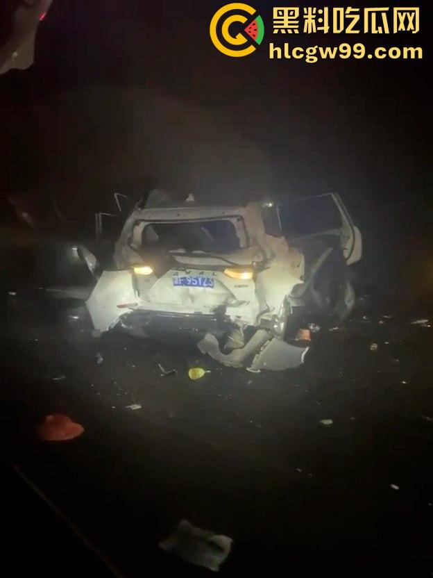 沪渝高速多车连环追尾,现场惨烈!小车加塞大车被夹成汉堡肉馅,现场警笛声不断 第7张 沪渝高速多车连环追尾,现场惨烈!小车加塞大车被夹成汉堡肉馅,现场警笛声不断 第7张