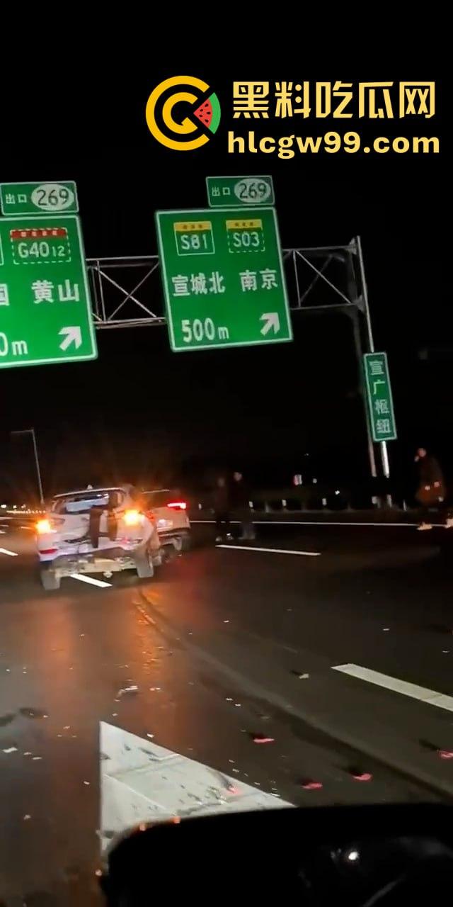 沪渝高速多车连环追尾,现场惨烈!小车加塞大车被夹成汉堡肉馅,现场警笛声不断 第8张 沪渝高速多车连环追尾,现场惨烈!小车加塞大车被夹成汉堡肉馅,现场警笛声不断 第8张