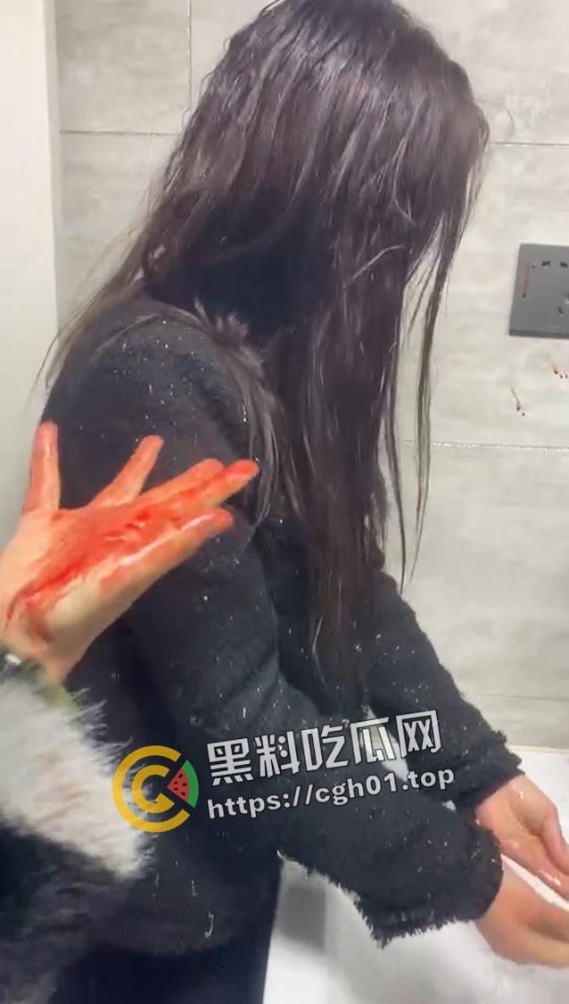 抖音热瓜！青海西宁女孩酒店被打 精神小伙小妹被围堵殴打原视频  第4张