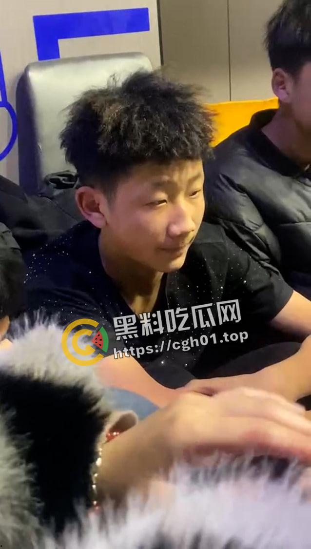 抖音热瓜！青海西宁女孩酒店被打 精神小伙小妹被围堵殴打原视频  第5张