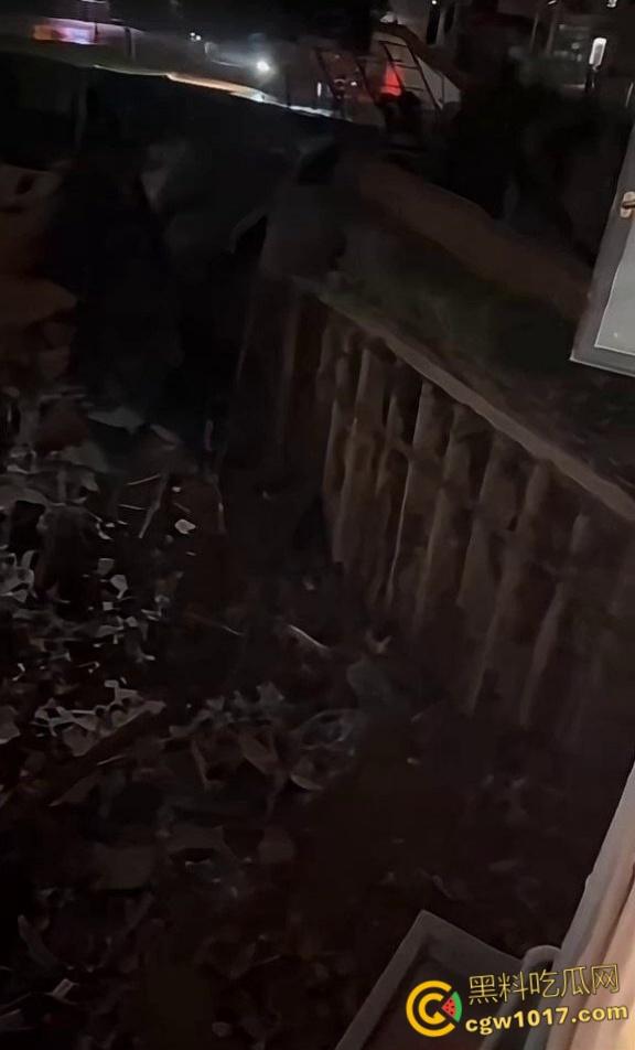 湖南邵阳资江小学深夜坍塌惨剧，违规施工野狗刨坑挖烂地基，操场撕裂大口教学楼咔嚓墙角炸裂，幸无孩子砸伤！  第1张