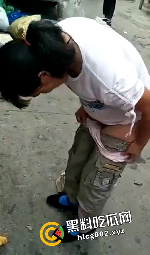 妇女当街站着生小孩 直接就拉出来了 现场视频流出 血腥慎入  第1张