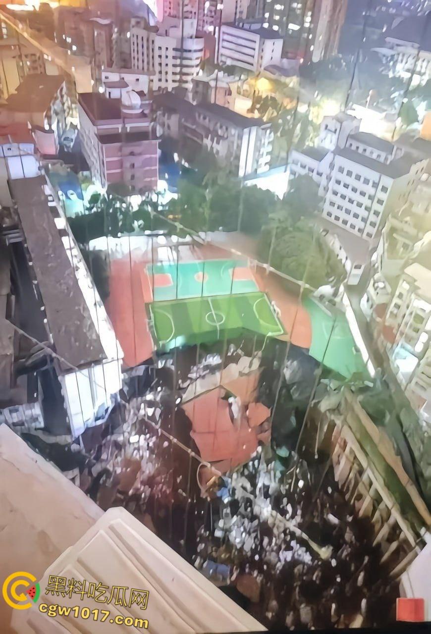 湖南邵阳资江小学深夜坍塌惨剧，违规施工野狗刨坑挖烂地基，操场撕裂大口教学楼咔嚓墙角炸裂，幸无孩子砸伤！  第2张