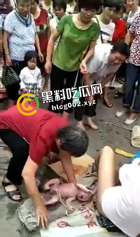 妇女当街站着生小孩 直接就拉出来了 现场视频流出 血腥慎入  第4张