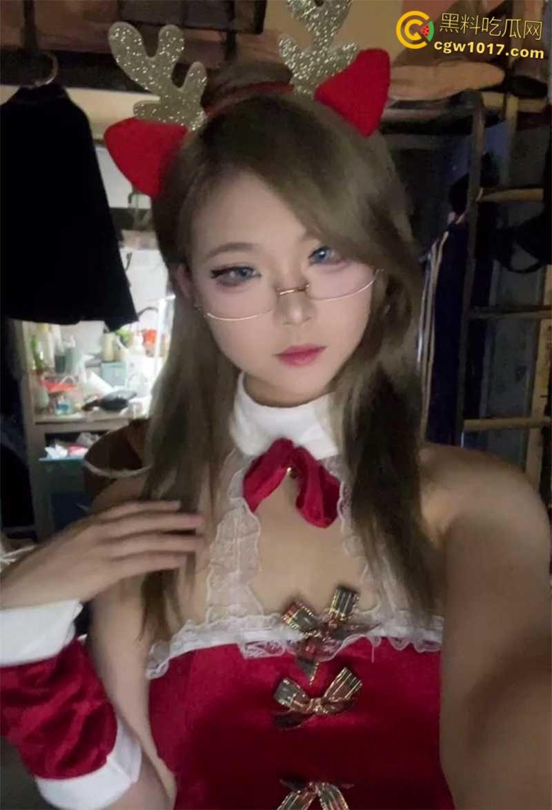 清纯学妹网黄【超级困】，顶级稚感神颜尤物，白衬黑丝摇奶狂舞，全裸漏乳掰穴挑逗，淫骚抠弄自慰狂摇 ！  第1张